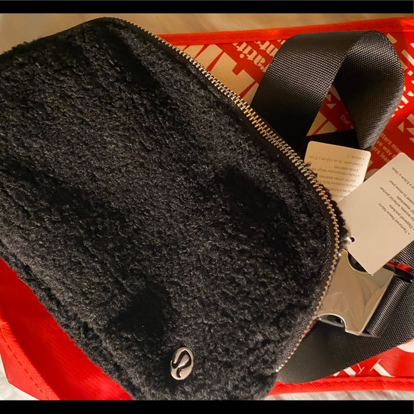Sold out! Lululemon Everywhere Fleece Belt Bag NWT - Picture 3 of 7